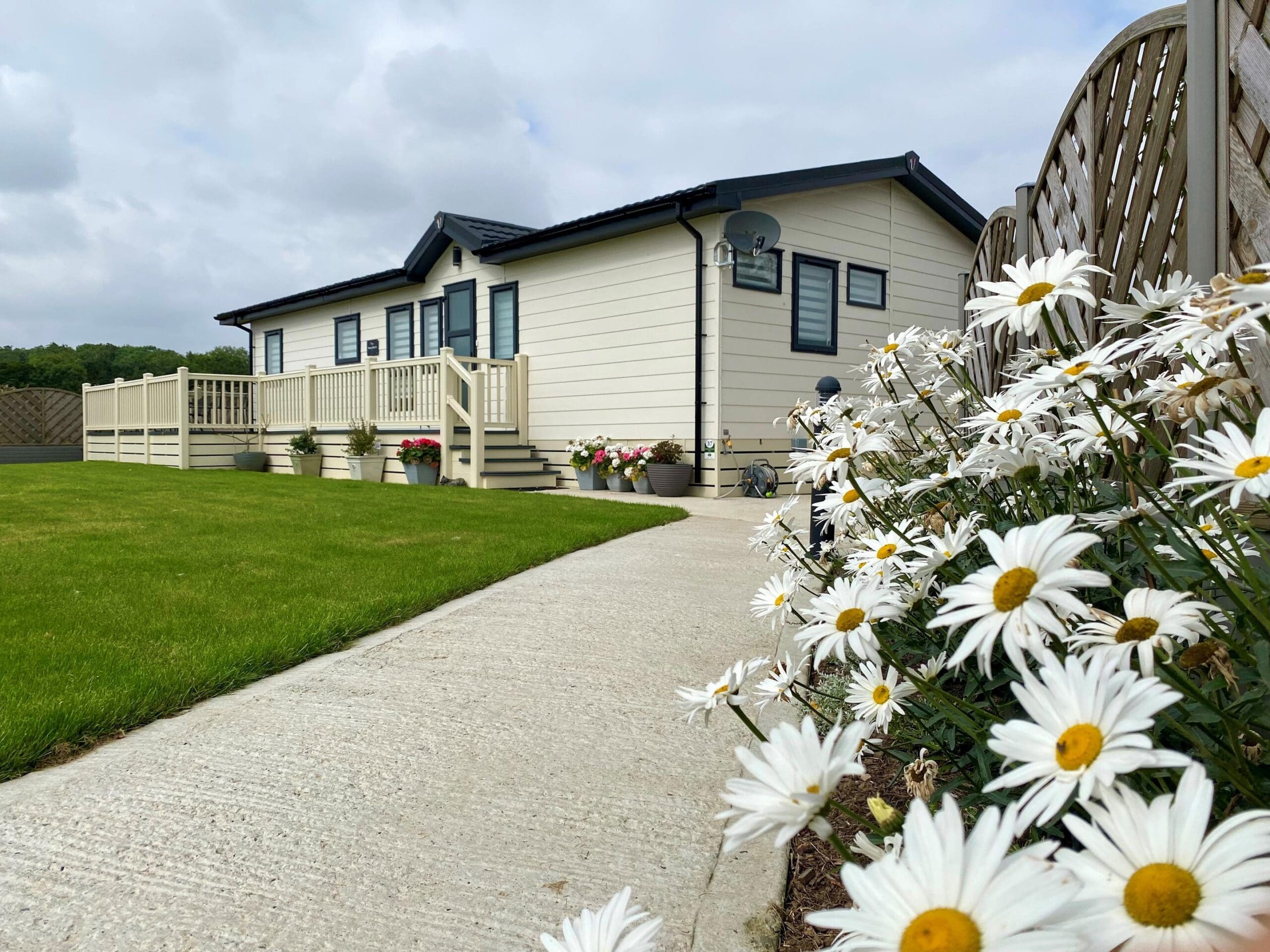 static caravan and garden plot at patrington haven leisure park